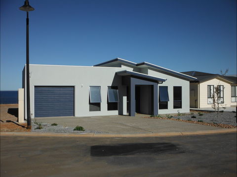 Coastal Getaway - Geraldton Accommodation 0