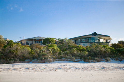 Island Beach Lodge - Geraldton Accommodation 0