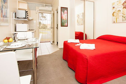 Canberra Short Term & Holiday Accommodation - Geraldton Accommodation 0