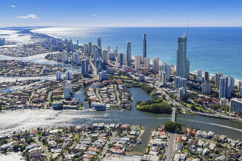 Gold Coast Airport Transfers : Gold Coast City To Airport OOL In Luxury Car - Geraldton Accommodation 4