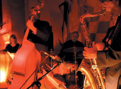The Pearly Shells Feat. Julie O'Hara - Geraldton Accommodation 0