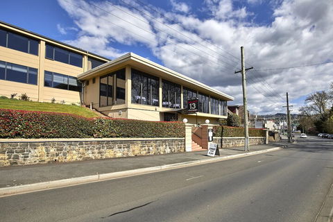 Commodore Regent - Geraldton Accommodation 2
