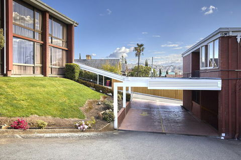 Commodore Regent - Geraldton Accommodation 3