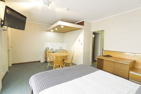 Commodore Regent - Geraldton Accommodation 7