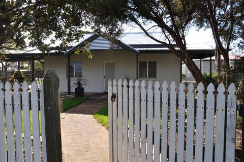 Girraween House - Geraldton Accommodation 3