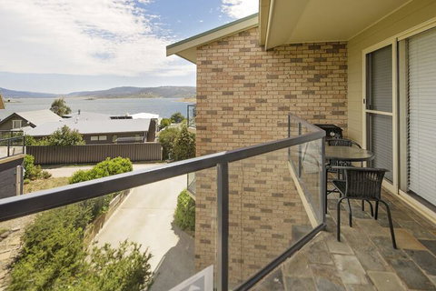 Caribou 3 - Modern & Spacious With Views Over Lake Jindabyne - Geraldton Accommodation 1
