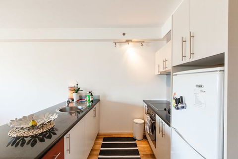 LANCE, 1BDR Melbourne Apartment - Geraldton Accommodation 3