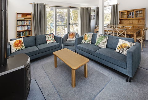 'Matilda' - Spacious & Centrally Located With Great Lake Views - Geraldton Accommodation 1