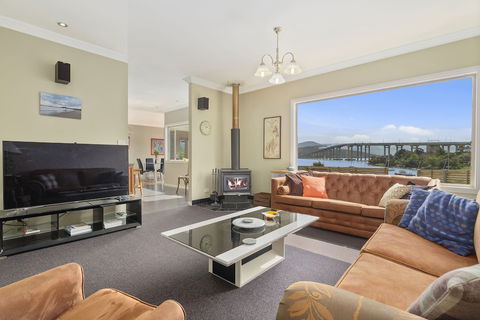 Manfield City Waterfront View Cottage - Geraldton Accommodation 4