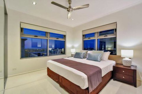 Oceana Darwin Central Oceanfront 3 Bedroom 2 Lounge Room Pool Gym Tennis Court Sleeps 9 - Geraldton Accommodation 6