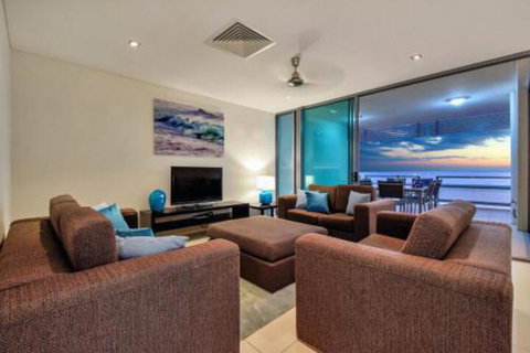 Oceana Darwin Central Oceanfront 3 Bedroom 2 Lounge Room Pool Gym Tennis Court Sleeps 9 - Geraldton Accommodation 2