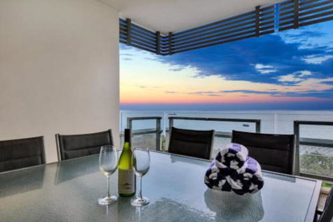 Oceana Darwin Central Oceanfront 3 Bedroom 2 Lounge Room Pool Gym Tennis Court Sleeps 9 - Geraldton Accommodation 0