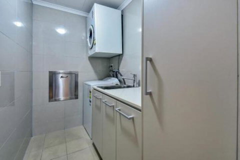 Oceana Darwin Central Oceanfront 3 Bedroom 2 Lounge Room Pool Gym Tennis Court Sleeps 9 - Geraldton Accommodation 7