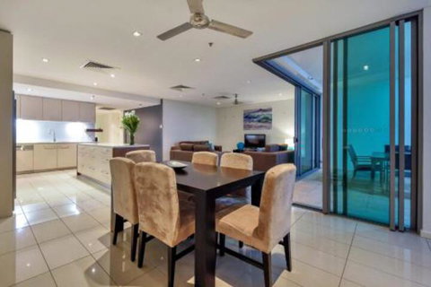 Oceana Darwin Central Oceanfront 3 Bedroom 2 Lounge Room Pool Gym Tennis Court Sleeps 9 - Geraldton Accommodation 3