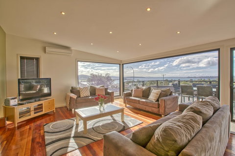 Georges Bay Luxury - Geraldton Accommodation 6