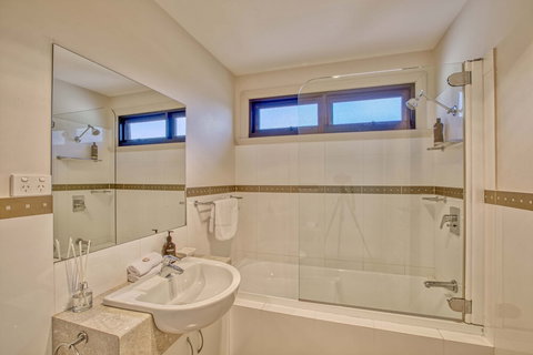 Georges Bay Luxury - Geraldton Accommodation 1