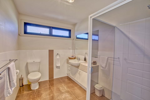 Georges Bay Luxury - Geraldton Accommodation 2