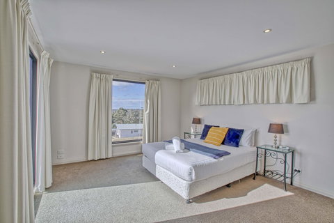 Georges Bay Luxury - Geraldton Accommodation 3