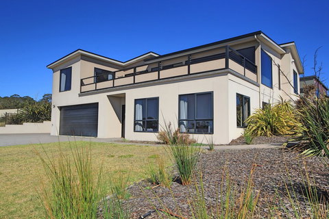 Georges Bay Luxury - Geraldton Accommodation 0