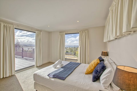 Georges Bay Luxury - Geraldton Accommodation 5
