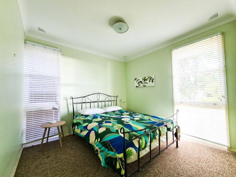 GOLF 39 MOLLYMOOK BEACH - Geraldton Accommodation 2