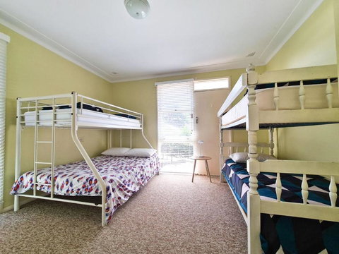 GOLF 39 MOLLYMOOK BEACH - Geraldton Accommodation 4