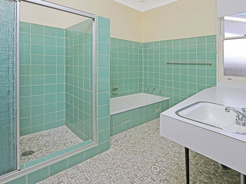 GOLF 39 MOLLYMOOK BEACH - Geraldton Accommodation 3