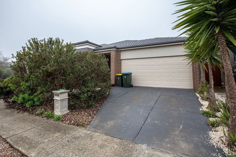 Gorgeous 4BR Home In Point Cook - Geraldton Accommodation 6