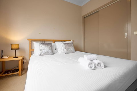 Gorgeous 4BR Home In Point Cook - Geraldton Accommodation 2