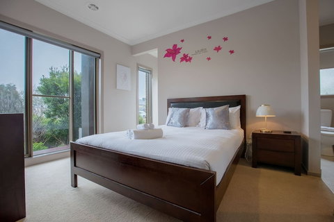 Gorgeous 4BR Home In Point Cook - Geraldton Accommodation 3