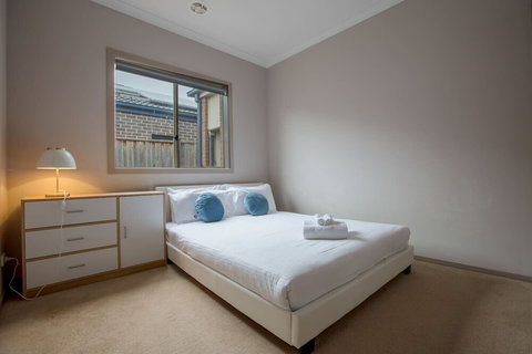 Gorgeous 4BR Home In Point Cook - Geraldton Accommodation 1