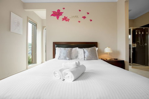 Gorgeous 4BR Home In Point Cook - Geraldton Accommodation 5