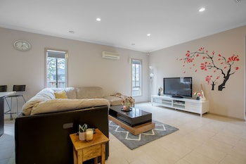 Gorgeous 4BR Home In Point Cook - Geraldton Accommodation 0