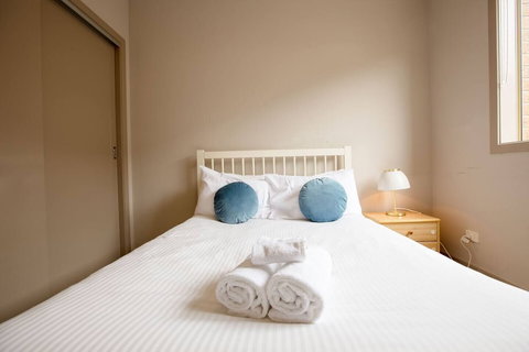 Gorgeous 4BR Home In Point Cook - Geraldton Accommodation 4