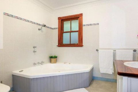 Treetops Elegant Inviting Designer Cedar Home - Geraldton Accommodation 4