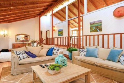 Treetops Elegant Inviting Designer Cedar Home - Geraldton Accommodation 7