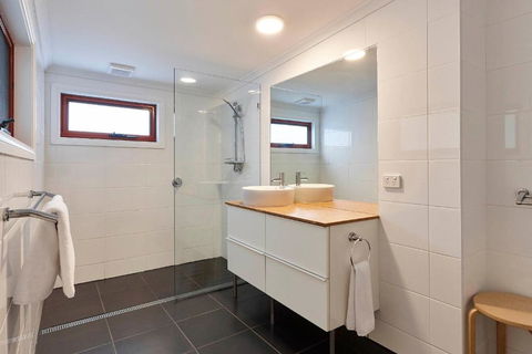 DOLPHIN LOOKOUT COTTAGE Amazing Views Of The Bay Of Fires - Geraldton Accommodation 1