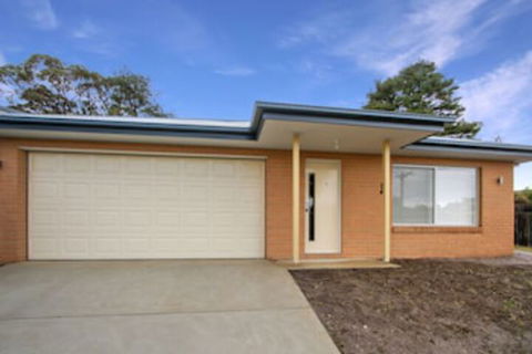 V & V Family Dream Away - Geraldton Accommodation 0