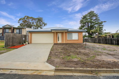 V & V Family Dream Away - Geraldton Accommodation 1