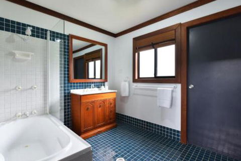 Kelman Cottage Tucked Away With Pool + Native Wildlife - Geraldton Accommodation 5