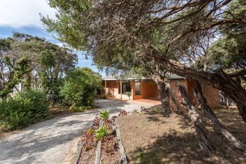 Latham Beach House - Geraldton Accommodation 6