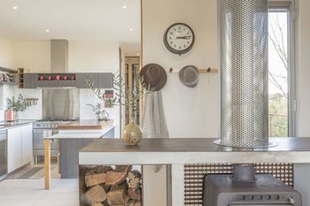 Lightshift Clunes - Geraldton Accommodation 2