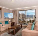 Erulisse Spacious townhouse with magical lake views - Geraldton Accommodation