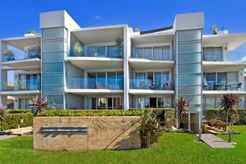Catalina Luxury 9 - Geraldton Accommodation 0