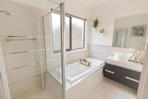 Stillwaters Panoramic View Of Lakes Entrance - Geraldton Accommodation 4