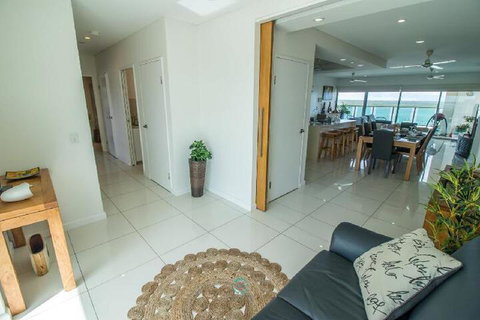 ZEN By THE WATER Darwins Premier Family Retreat - Geraldton Accommodation 4