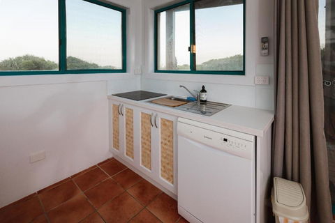 White Waves On The Beach - Geraldton Accommodation 6
