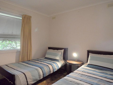 RETRO RETREAT INLET SIDE - Geraldton Accommodation 3