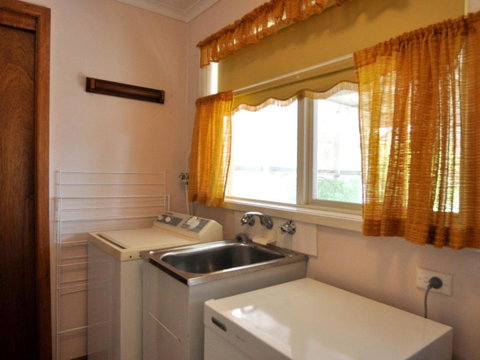 RETRO RETREAT INLET SIDE - Geraldton Accommodation 4