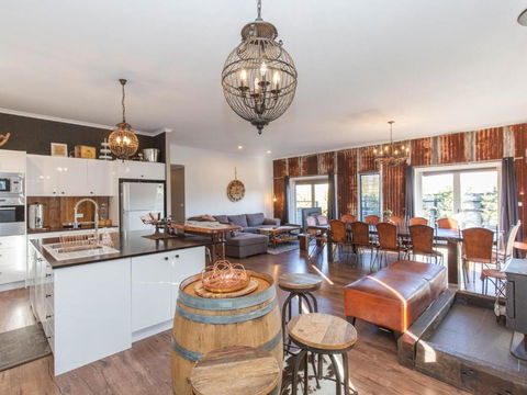 Oak & Barrel / 7 Twynam Street - Geraldton Accommodation 4